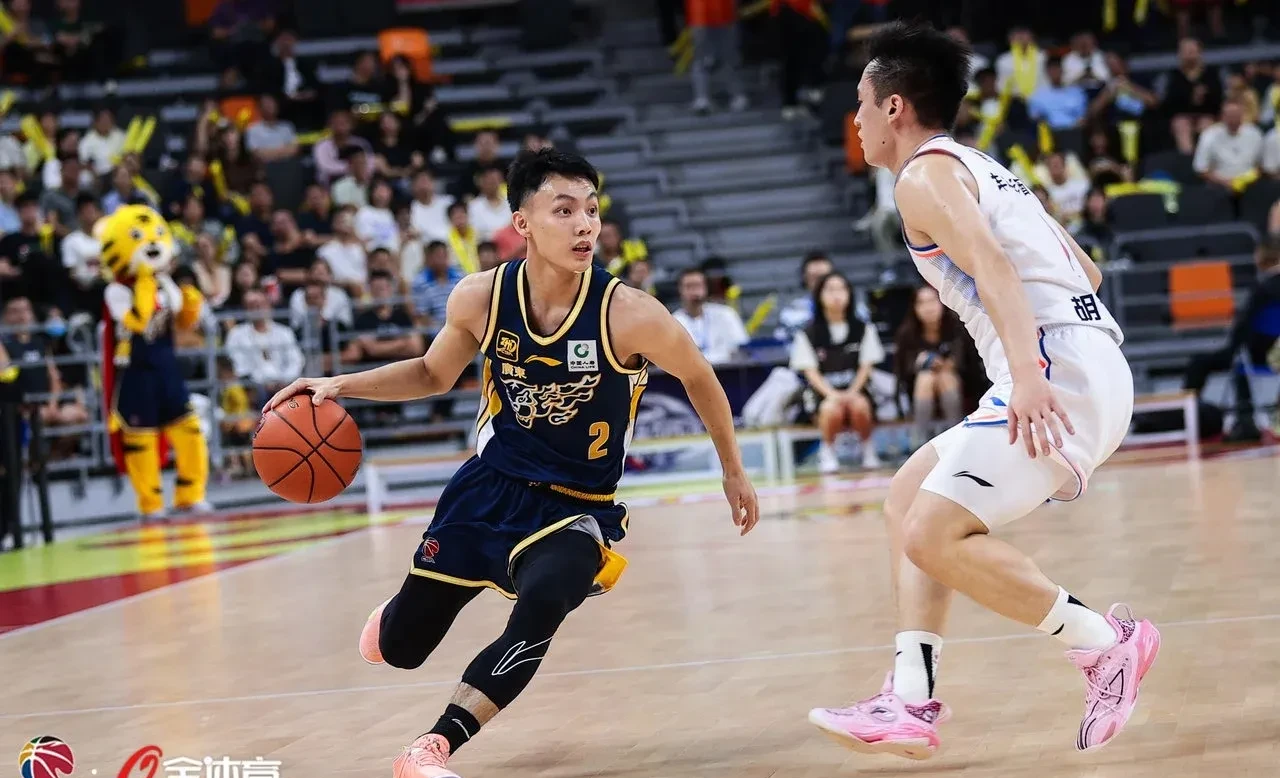 体育赛事投注包含广东宏远迎英超关键赛,关键时刻更衣室发声,气氛紧张,年轻球员得到机会的词条