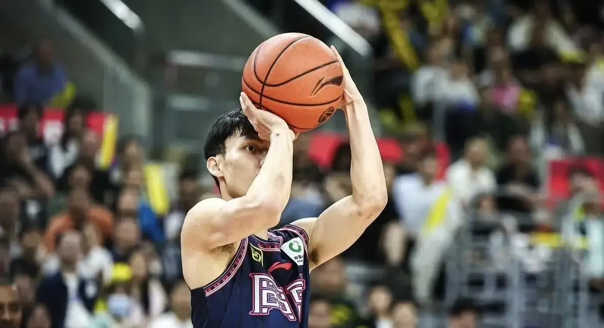 体育赛事投注包含广东宏远迎英超关键赛,关键时刻更衣室发声,气氛紧张,年轻球员得到机会的词条